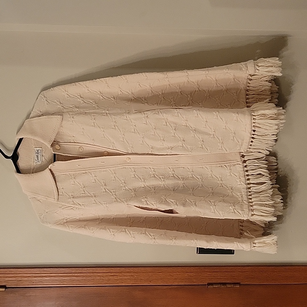 Vintage Knit Cape With Bow Pattern